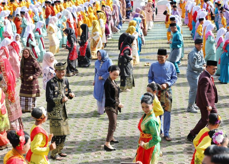 Wali Kota dan Wakil Wali Kota Batam, Amsakar Achmad dan Li Claudia Chandra, serta jajaran Forkopimda menari bersama 5.120 pelajar saat memperingati Hardiknas 2026 di Dataran Engku Putri, Batamcentre, Senin (11/5/2026). HUMAS DISKOMINFO BATAM.