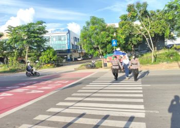Bukan Razia, Ini Aksi Tulus Polwan Polresta Barelang  Bantu Anak SD Menyeberang di Batam