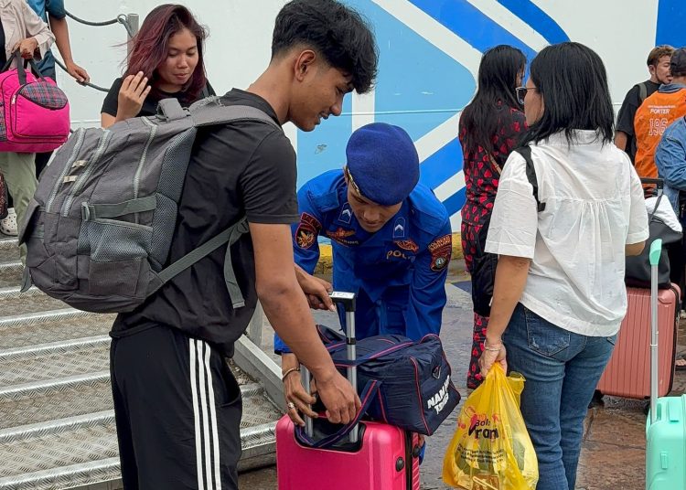 Satpolairud Polresta Barelang “Jadi Penolong” di Pelabuhan, Amankan Ribuan Penumpang KM Kelud