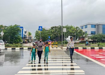Polwan Engku Putri Atur Lalu Lintas di SDN 001 Sungai Panas Demi Keselamatan Pelajar