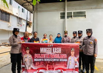 Polwan Polresta Barelang Bagikan Bingkisan ke Warga Tanjung Uma Lewat Program Minggu Kasih
