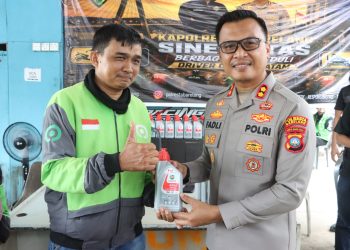 Polresta Barelang Bagikan 400 Botol Oli dan Cuci Mobil Gratis untuk 500 Driver Online Batam