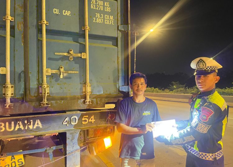 Satlantas Barelang Tindak Truck Trailer Tanpa Lampu Rem, Cegah Kecelakaan Malam Hari