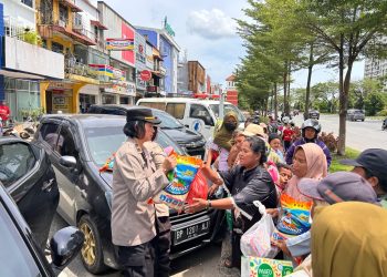 Polwan Barelang Tebar Kepedulian Lewat Minggu Kasih di Simpang Gelael Batam