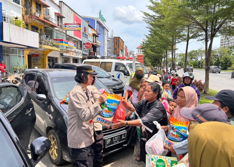 Polwan Barelang Tebar Kepedulian Lewat Minggu Kasih di Simpang Gelael Batam
