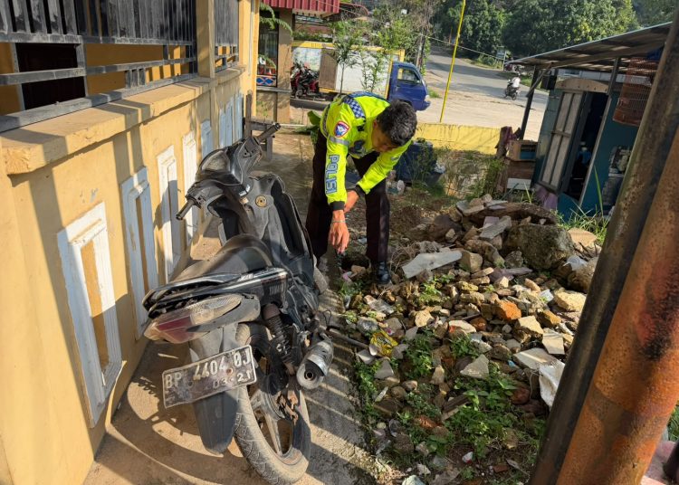 Respon Cepat Laporan 110, Satlantas Polresta Barelang Tolong Korban Laka di Bengkong
