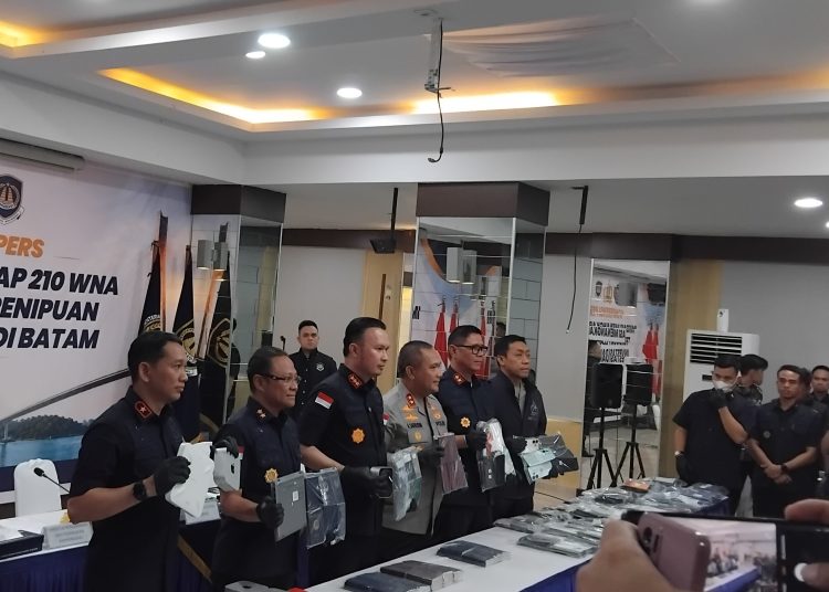 Imigrasi Tangkap 210 WNA Terduga Scammer Investasi Daring di Batam