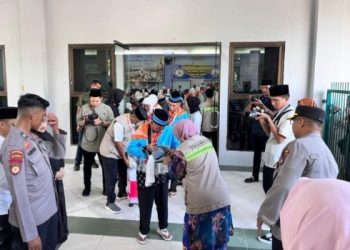 Polsek Batam Kota Amankan Keberangkatan 443 Jamaah Haji Kloter 9 di Embarkasi Batam