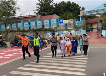 Cegah Macet dan Kecelakaan, Polwan Polresta Barelang Bantu Penyeberangan Siswa SDN 001 Sungai Panas