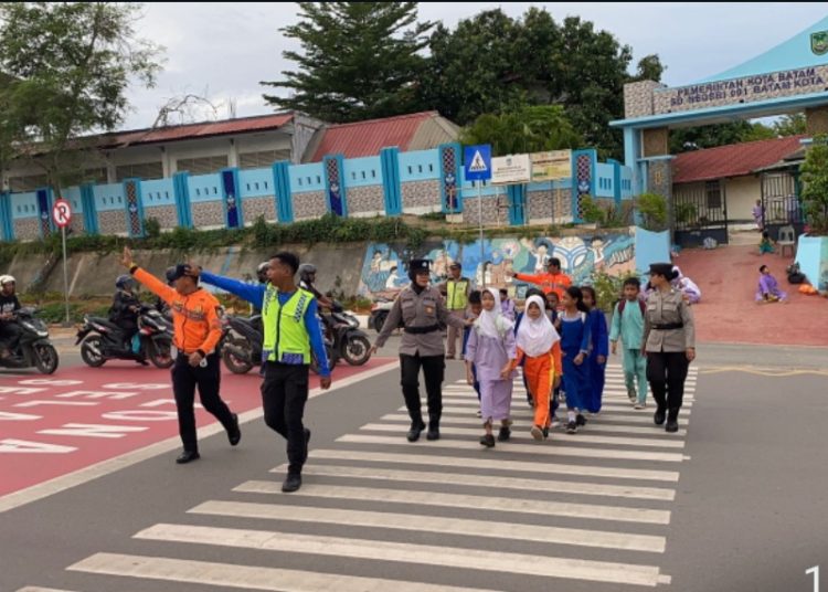 Cegah Macet dan Kecelakaan, Polwan Polresta Barelang Bantu Penyeberangan Siswa SDN 001 Sungai Panas
