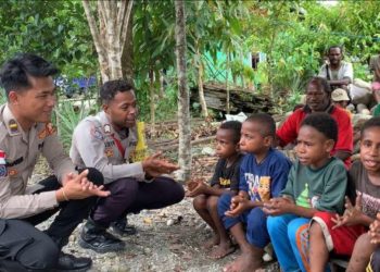 Ops Damai Cartenz Bagikan Bantuan dan Layanan Kesehatan Gratis di Kampung SP7 Timika