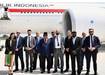 Hangatnya Salaman Terakhir Prabowo dengan Pengawal Prancis di Bandara Orly