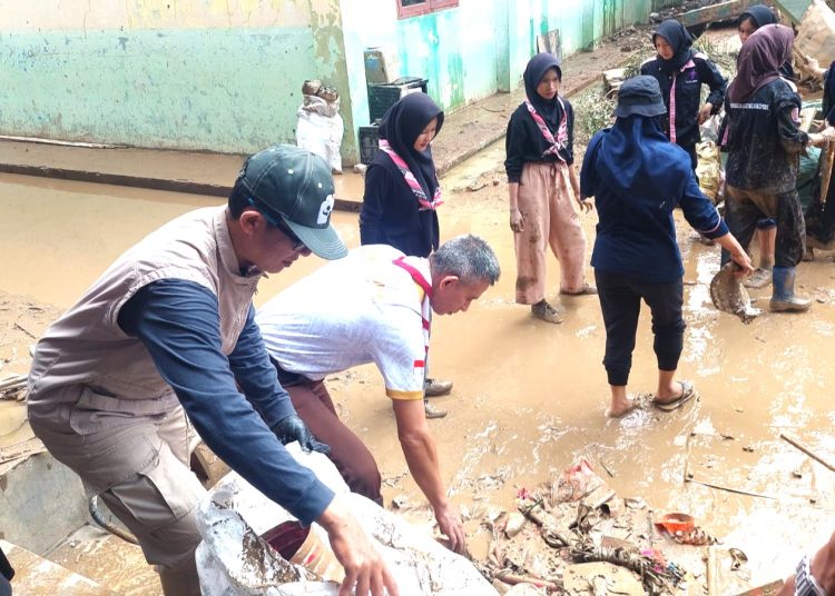 Pemulihan Pasca Banjir, Pramuka Jatim Beri 725 Seragam untuk Siswa Aceh Tamiang