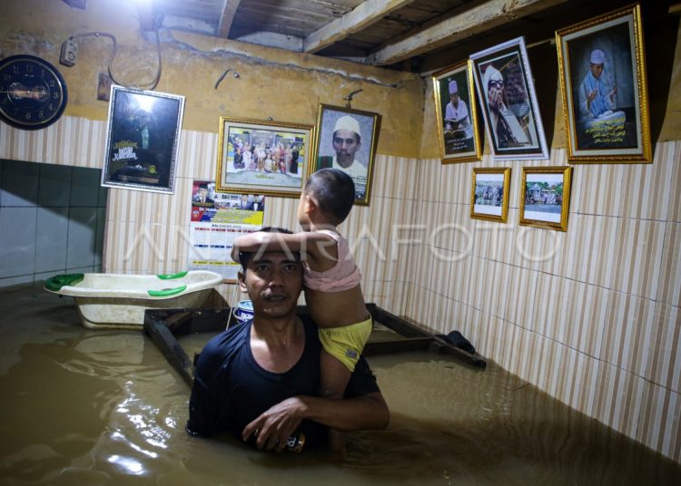 Banjir Jakarta, Warga Kebon Pala Jatinegara Tetap Di Rumah