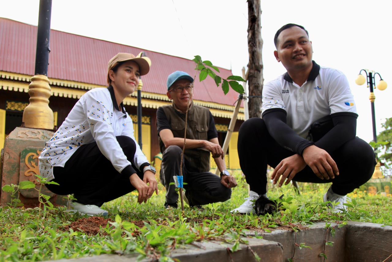Gerakan Wisata Bersih dan Indonesia ASRI di Pulau Penyengat melibatkan berbagai unsur dalam upaya menjaga wajah pariwisata Kepulauan Riau. (Kamarul/DISPAR KEPRI)