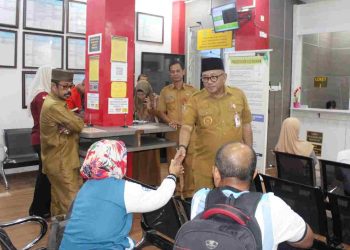 Sasar Restrukturisasi RT/RW, Wali Kota Lis Darmansyah Sidak dan Pimpin Apel di Disdukcapil