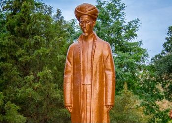 Patung Raja Ali Haji Berdiri di Taman Budaya Turkmenistan Sejajar Shakespeare dan Goethe
