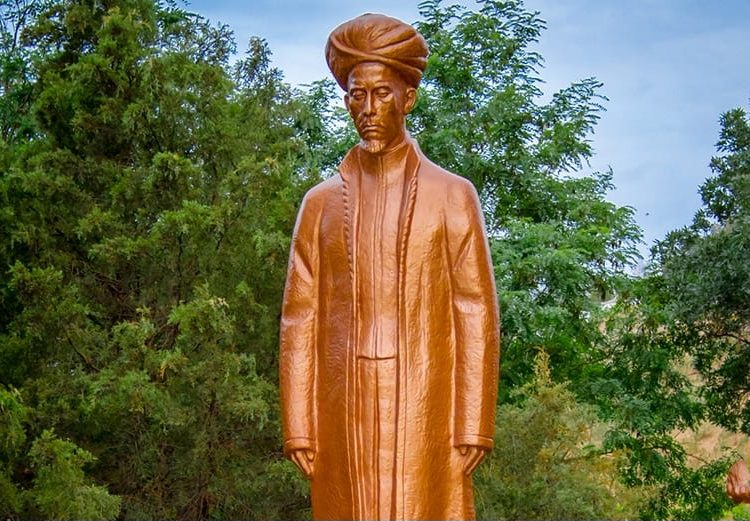 Patung Raja Ali Haji Berdiri di Taman Budaya Turkmenistan Sejajar Shakespeare dan Goethe
