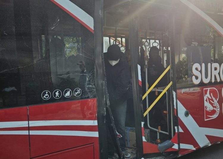 Suroboyo Bus Ringsek Akibat Senggolan Truk