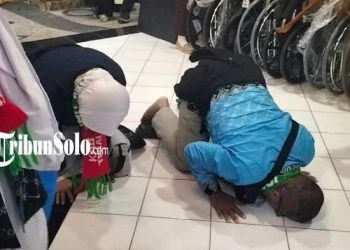 Jemaah Embarkasi Solo Langsung Sujud Syukur di Tanah Air