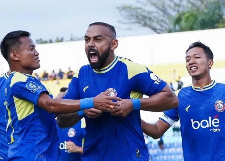 Arema FC Ikuti Jejak Persebaya, Pertahankan Pelatih Hingga 2026