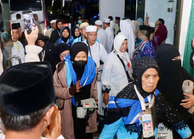 442 Jemaah Haji Kloter 1 Debarkasi Batam Tiba di Tanah Air, Disambut Sekda Firmansyah