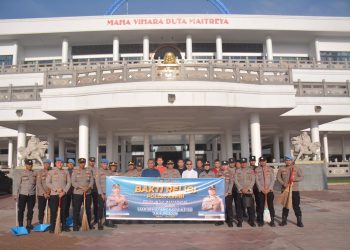 Sambut Bhayangkara ke-80, Polda Kepri Bersihkan Vihara dan Gereja di Batam