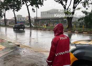 Titik Rawan Genangan Air di Jalan Duyung Harbour Bay Dipantau Polisi Pasca Curah Hujan