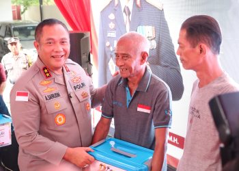 Peringati Hari Bhayangkara ke-80, Kapolda Kepri Bagikan 500 Sembako dan Nobar Piala Dunia di Sekupang