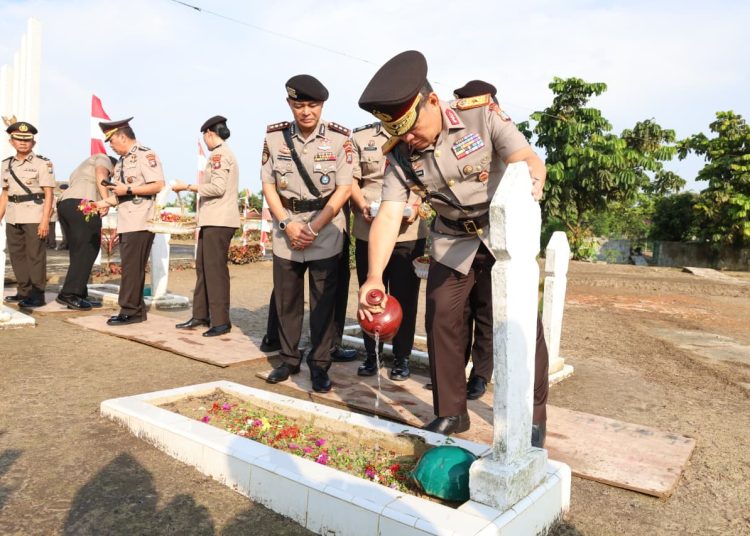 Polresta Barelang Ikuti Upacara dan Tabur Bunga Hari Bhayangkara Ke-80 di TMP Pusara Bhakti Bulan Gerbang