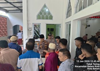Perkuat Kemitraan Kamtibmas, Polsek Batam Kota Gelar Aksi Sosial Jumat Berkah di Teluk Tering