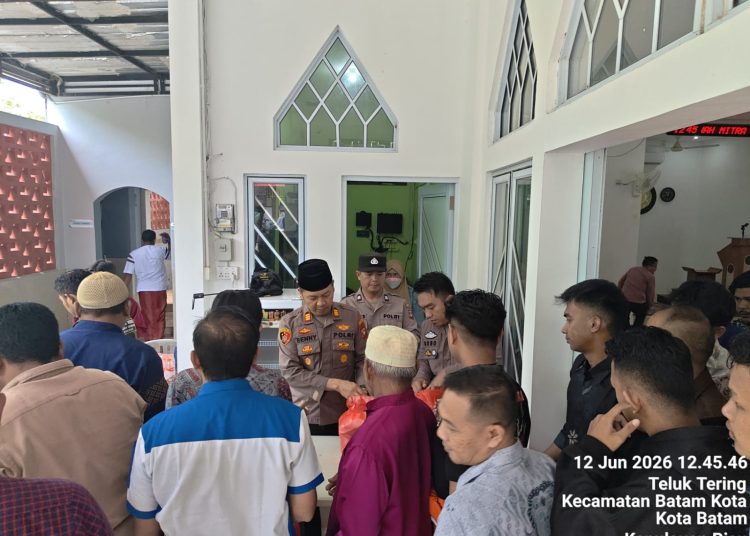 Perkuat Kemitraan Kamtibmas, Polsek Batam Kota Gelar Aksi Sosial Jumat Berkah di Teluk Tering