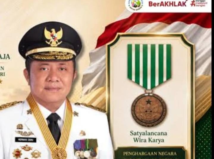 Mangrove Sumsel Sukses: Herman Deru Raih Satyalancana Wira Karya dari Presiden