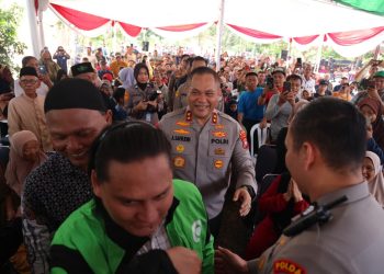 Sambut Hari Bhayangkara ke-80, Kapolda Kepri Nobar Piala Dunia dan Bagikan 500 Paket Sembako di Sei Beduk