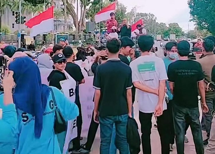 Nasib Pekerja Terancam Evaluasi BGN, Ratusan Relawan Makan Bergizi Gratis Geruduk DPRD Batam
