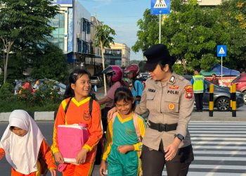 Antisipasi Kecelakaan Jam Masuk Sekolah, Polwan Engku Putri Jaga Ketat SDN 001 Sungai Panas