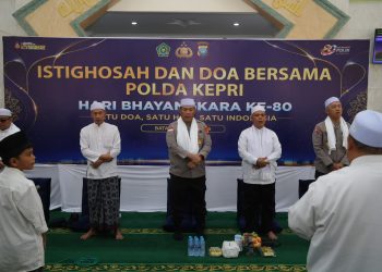 Hari Bhayangkara Ke-80, Polda Kepri Gelar Istighosah Bersama Ulama dan Santuni Puluhan Anak Yatim