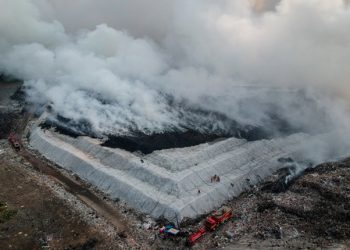 BNPB Kirim 2 Helikopter Padamkan Kebakaran TPA Jatiwaringin