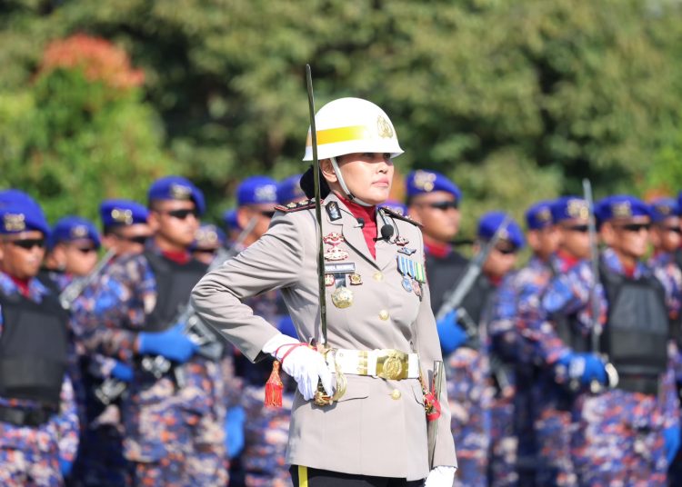 Polwan Polda Kepri Pimpin Upacara HUT Bhayangkara ke-80