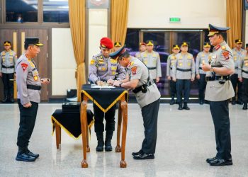 Penyegaran Organisasi, Kapolri Resmi Lantik dan Sertijab Enam Kapolda Baru di Mabes Polri