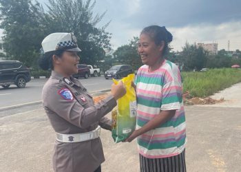 Minggu Kasih: Polwan Polresta  Barelang Bagi Beras Dengan Senyum di Jalan Laksamana Bintan