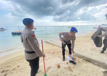 Dukung Pariwisata, Satpolairud Polresta Barelang Gelar Bakti Bersih di Nongsa Pantai