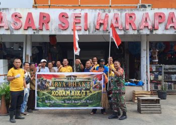 Semarakkan HUT Ke-81 RI, Polsek Sekupang dan Koramil Pasang 50 Merah Putih di Pasar Sei Harapan