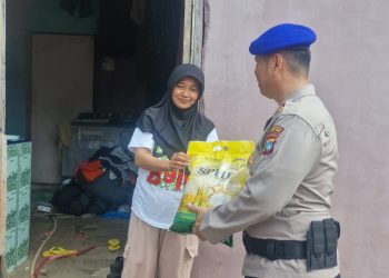 Peduli Warga Pesisir, Satpolairud Polresta Barelang Salurkan Paket Sembako di Sengkuang dan Tanjung Uma