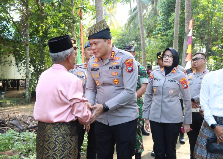 Dengar Aspirasi Warga Hinterland, Kapolresta Barelang Gelar Jumat Curhat dan Salurkan Bantuan di Pulau Ngenang
