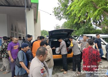 Wujud Kepedulian Sosial, Polsek Batam Kota Bagikan Nasi Kotak Jumat Berkah di Masjid Thoriqul Jannah