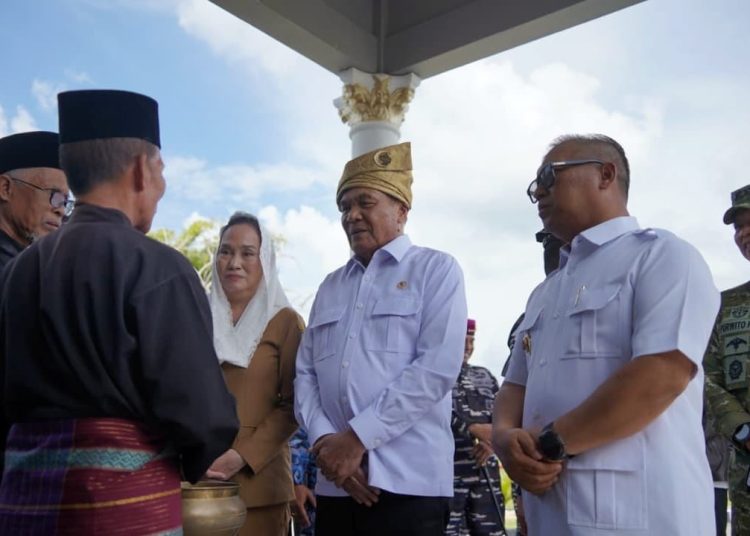 Kunjungan Kerja ke Natuna, Menko Polkam Djamari Chaniago Disambut Wagub Nyanyang dan Petinggi TNI