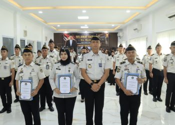 Perkuat Disiplin ASN, Lapas Batam Ikuti Apel Kemenko Kumham Imipas dan Serahkan Penghargaan Pegawai Teladan
