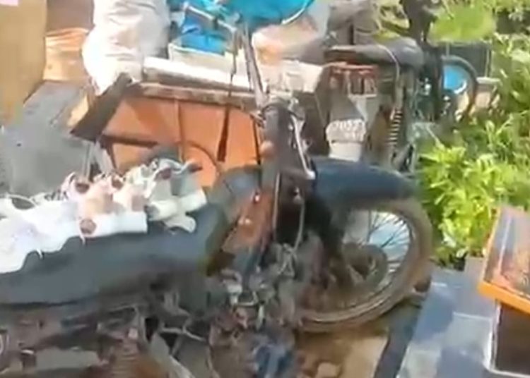 Warga Keluhkan Barang Loak Ditaruh di Atas Makam Sei Panas Batam