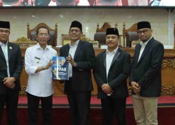 Sumbang 56 Persen Ekonomi Kepri, Wali Kota Amsakar Serahkan Draf KUA-PPAS Batam 2027 Rp4,5 Triliun